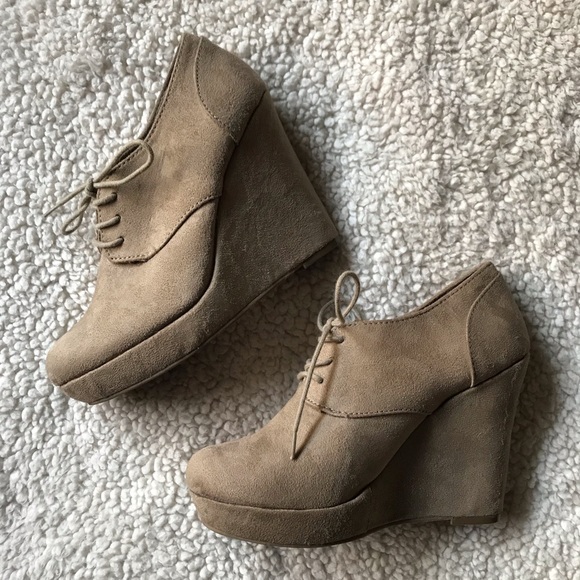 Report Shoes - SOLD Beige wedges